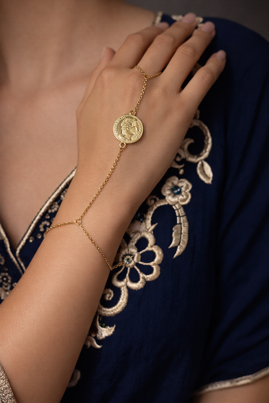 Empire Lumière Hand Chain Bracelet